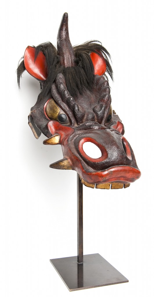 Parade-horse-mask-in-the-shape-a-dragons-head